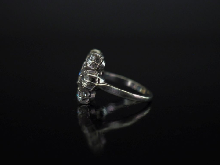 Bague en platine 850 et or blanc 750, sertie en son centre d’un diaman