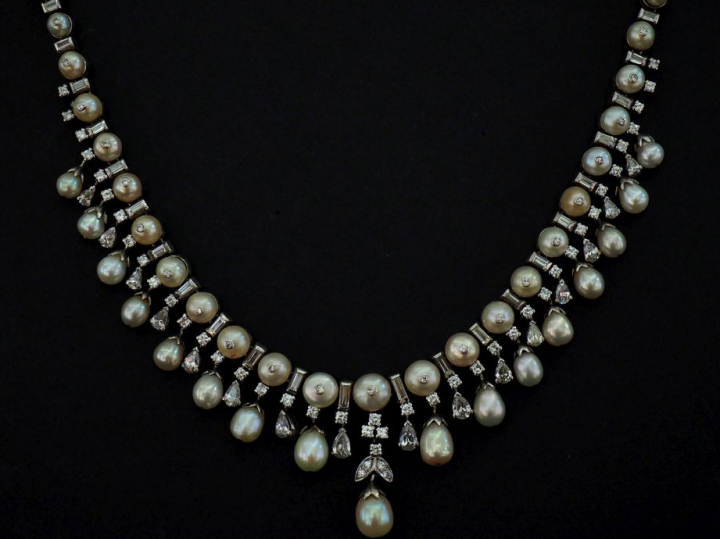 Collier draperie en argent, serti d'une ligne de demi perles blanches 