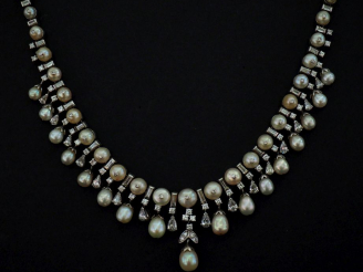 Vente aux enchères Collier draperie en argent, serti d'une ligne de demi perles blanches 