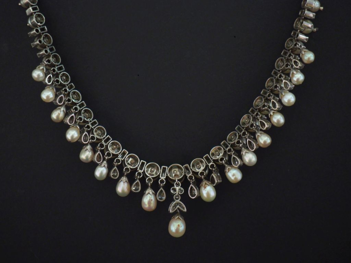 Collier draperie en argent, serti d'une ligne de demi perles blanches 