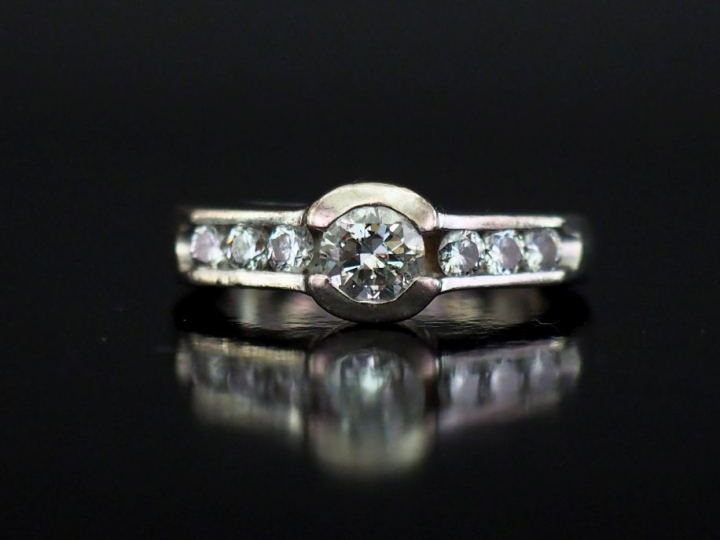 Bague en or blanc, sertie en son centre d'un diamant de 0,5 ct environ