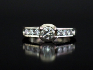 Vente aux enchères Bague en or blanc, sertie en son centre d'un diamant de 0,5 ct environ