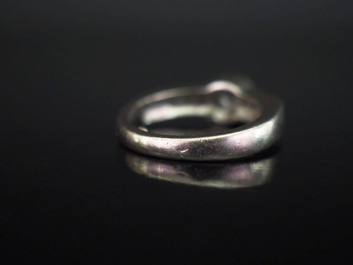 Bague en or blanc, sertie en son centre d'un diamant de 0,5 ct environ