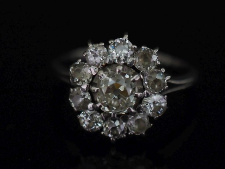 Bague marguerite en or blanc 750, sertie en son centre d'un diamant ta