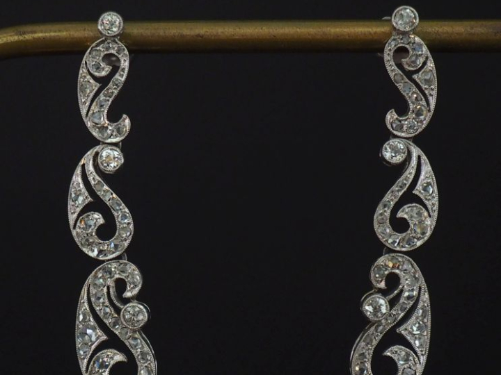 	Paire de pendants d’oreilles en or blanc 750, composés de trois motif