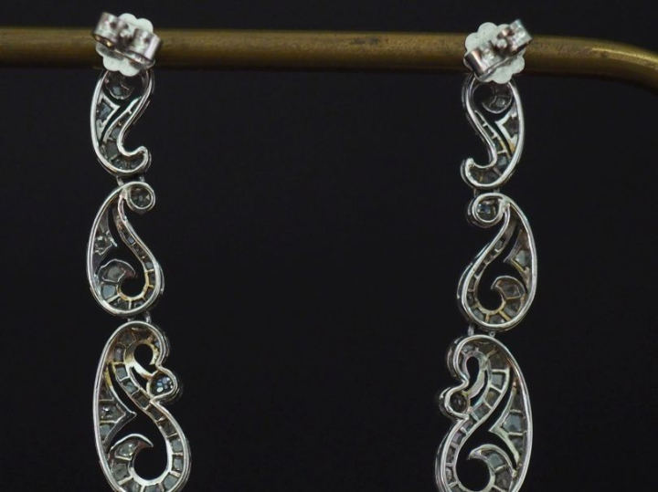 	Paire de pendants d’oreilles en or blanc 750, composés de trois motif