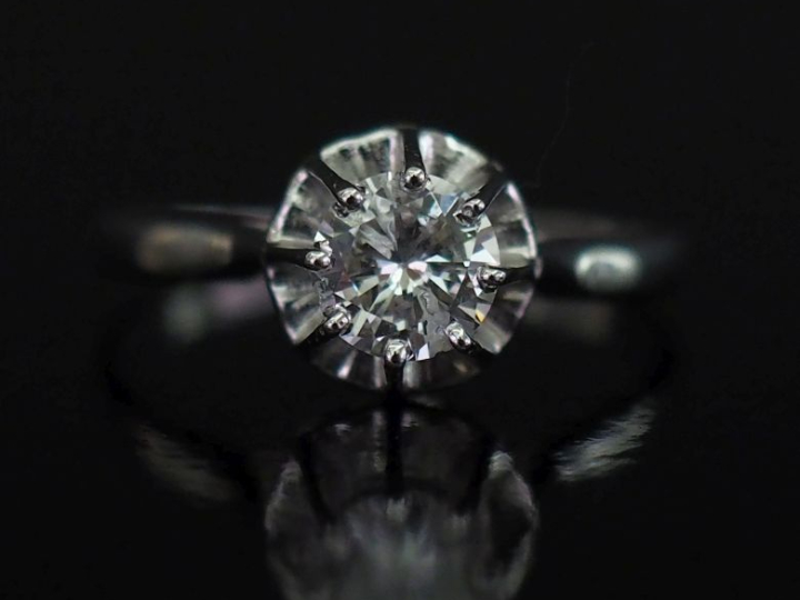 Bague de forme solitaire en or blanc 750, sertie d'un diamant de 0,6 c