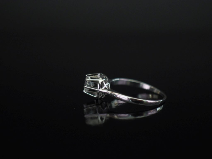 Bague de forme solitaire en or blanc 750, sertie d'un diamant de 0,6 c