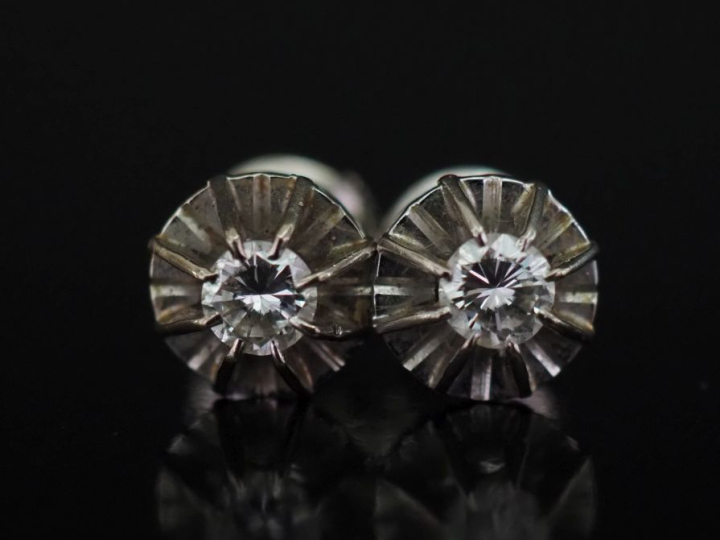 Paire de perces oreilles en or blanc 750, sertis en leur centre d'un d