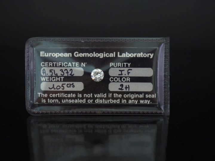 Diamant de 1,05 ct sur papier, taille ronde brillant, H-IF.  Avec son 