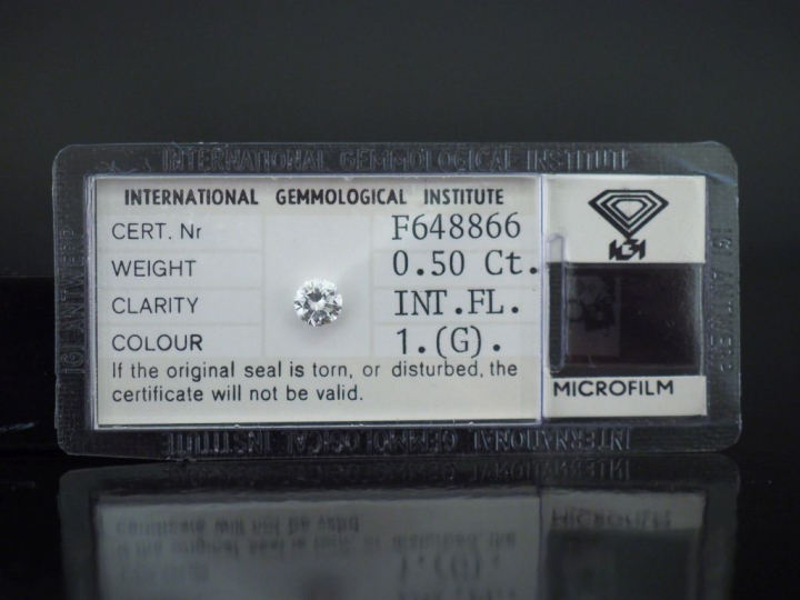 Diamant de 0,5 ct sur papier, taille ronde brillant, G-IF.  Avec son c