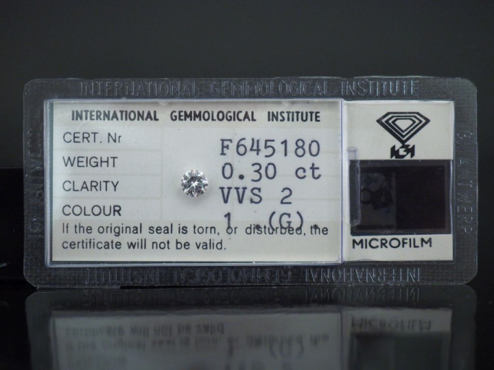 Diamant de 0,30 ct sur papier, taille ronde brillant, G-VVS 2.  Avec s
