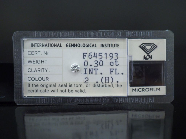 Diamant de 0,30 ct sur papier, taille ronde brillant, H-IF.  Avec son 