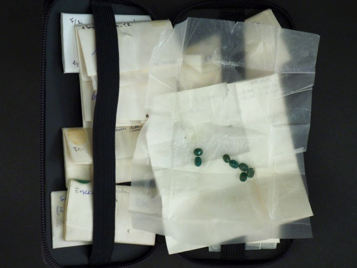 Ensemble comprenant treize plis de bijoutier contenant des pierres pré