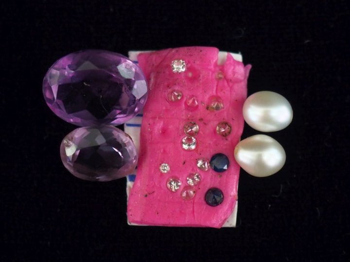 Ensemble comprenant : deux différentes améthystes, treize diamants ou 