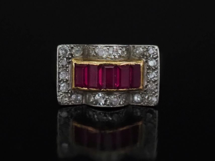 Bague de style 1940 en or jaune 750 de forme mouvementée, sertie de pe