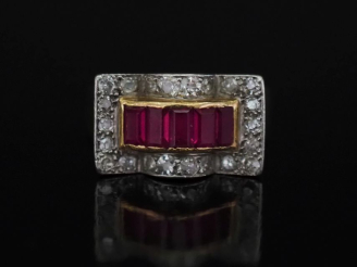 Vente aux enchères Bague de style 1940 en or jaune 750 de forme mouvementée, sertie de pe