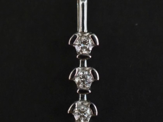 Vente aux enchères Pendentif moderne en or blanc 750, serti de trois diamants de 0,05 ct 