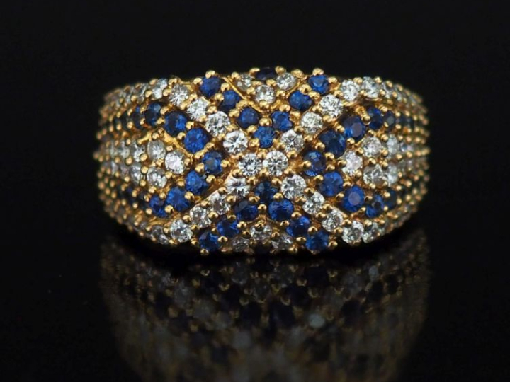 	Bague moderne en or jaune 750, sertie d’un pavage de petits diamants 