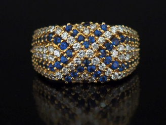 Vente aux enchères 	Bague moderne en or jaune 750, sertie d’un pavage de petits diamants 