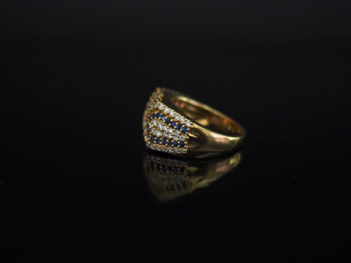 	Bague moderne en or jaune 750, sertie d’un pavage de petits diamants 