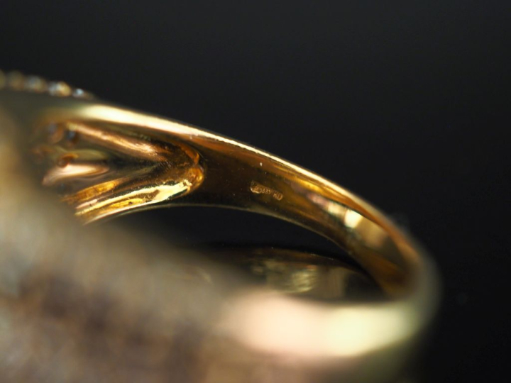 	Bague moderne en or jaune 750, sertie d’un pavage de petits diamants 