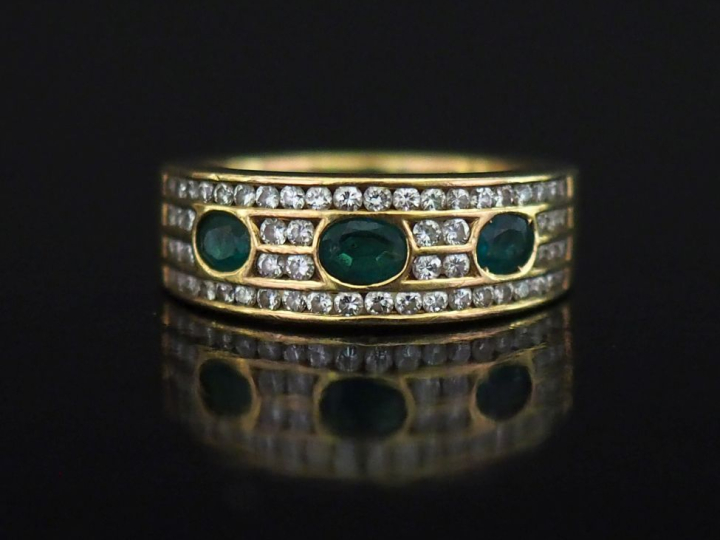 	DAMIANI Bague jonc en or jaune 750, sertie de trois émeraudes de form