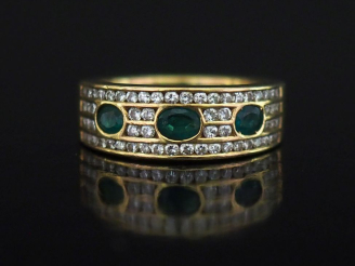 Vente aux enchères 	DAMIANI Bague jonc en or jaune 750, sertie de trois émeraudes de form