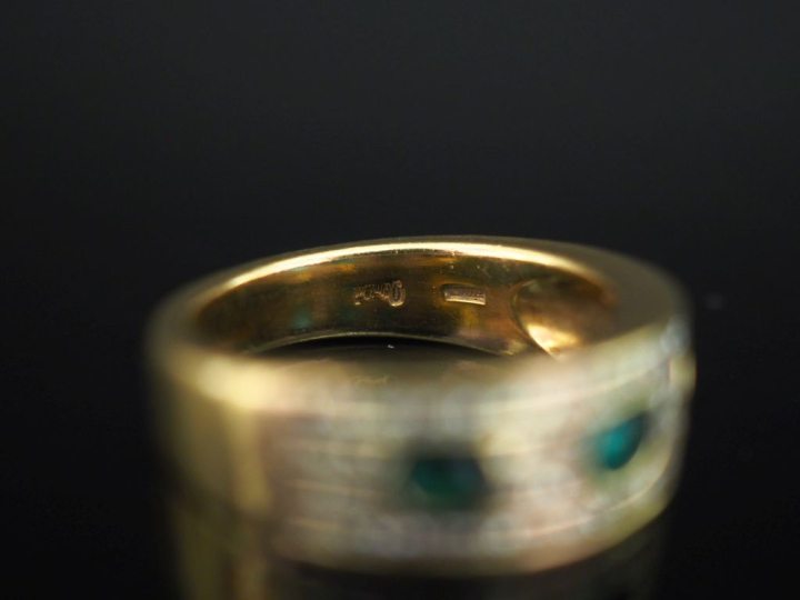 	DAMIANI Bague jonc en or jaune 750, sertie de trois émeraudes de form