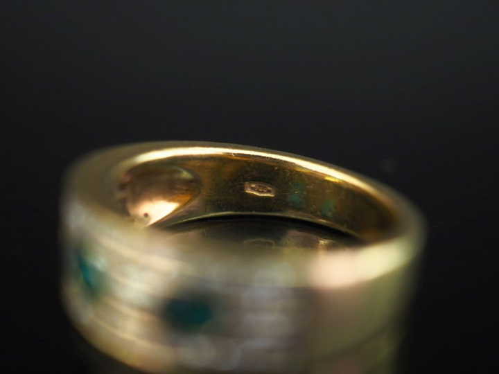 	DAMIANI Bague jonc en or jaune 750, sertie de trois émeraudes de form