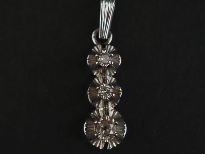 Pendentif en or blanc 750, serti de trois diamants taille ancienne dis