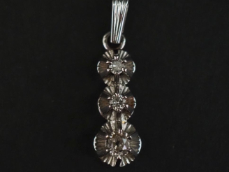 Vente aux enchères Pendentif en or blanc 750, serti de trois diamants taille ancienne dis