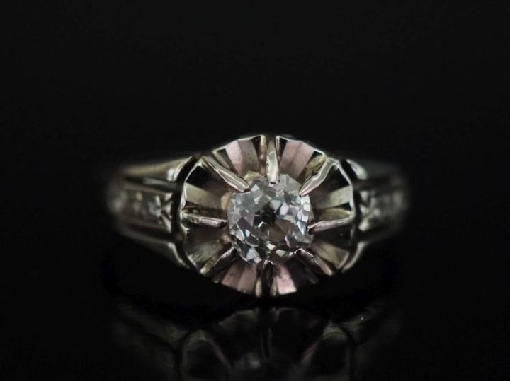 Bague de style Art déco en or blanc 750, sertie en son centre d'un dia