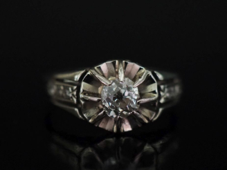 Vente aux enchères Bague de style Art déco en or blanc 750, sertie en son centre d'un dia