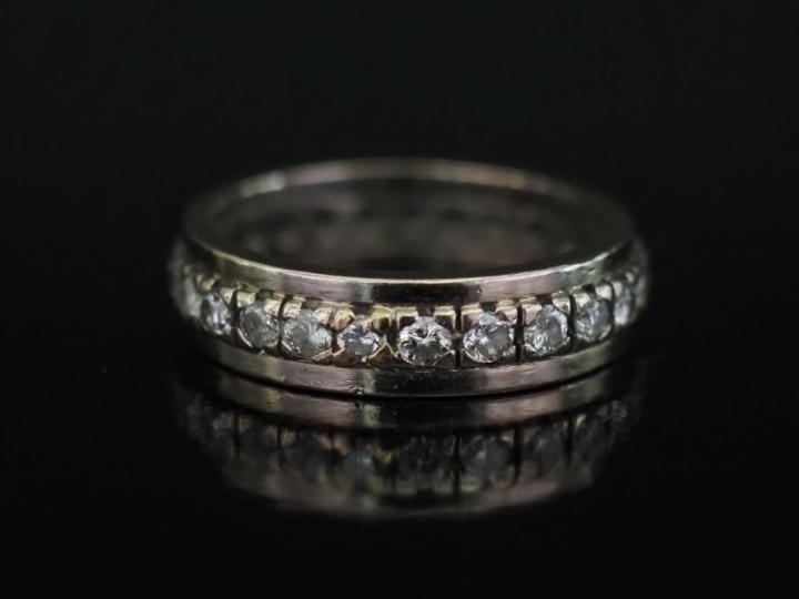 Bague jonc en or blanc 750, sertie d'une ligne de petits diamants de 0