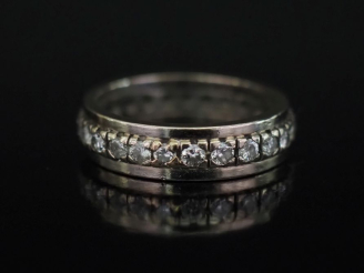 Vente aux enchères Bague jonc en or blanc 750, sertie d'une ligne de petits diamants de 0