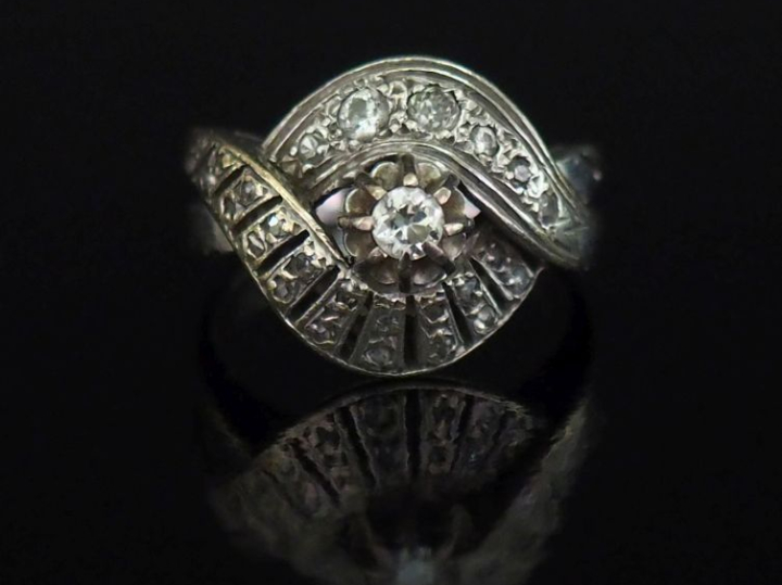 Bague de forme tourbillon en or blanc 750, sertie de petits diamants. 