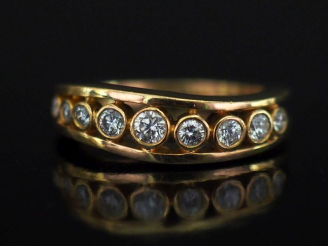 Vente aux enchères Demi alliance ajourée en or jaune 750, ornée d’une ligne de neuf diama