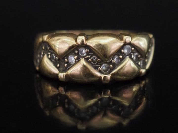 Bague jonc en or jaune 750, sertie d'une ligne de quinze petits diaman