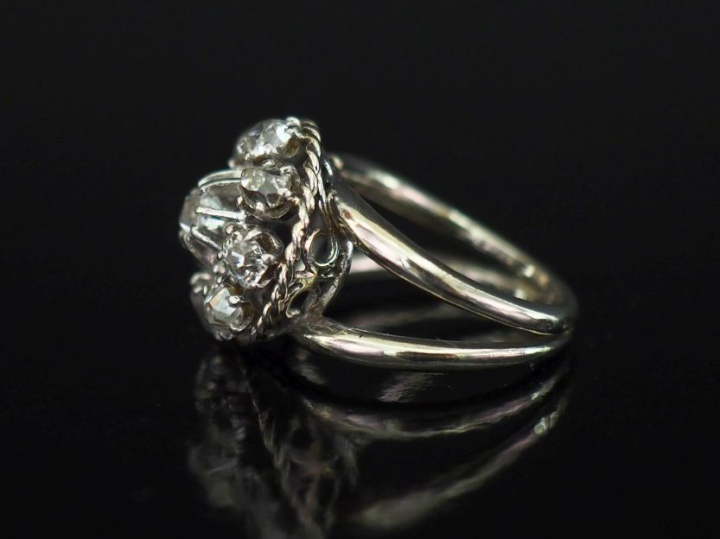 	Bague en platine 850 et or blanc 750, sertie de diamants taille ancie