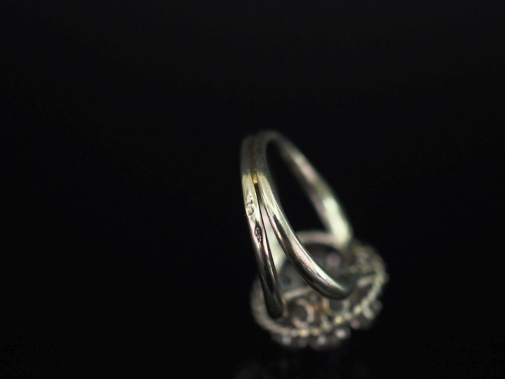 	Bague en platine 850 et or blanc 750, sertie de diamants taille ancie