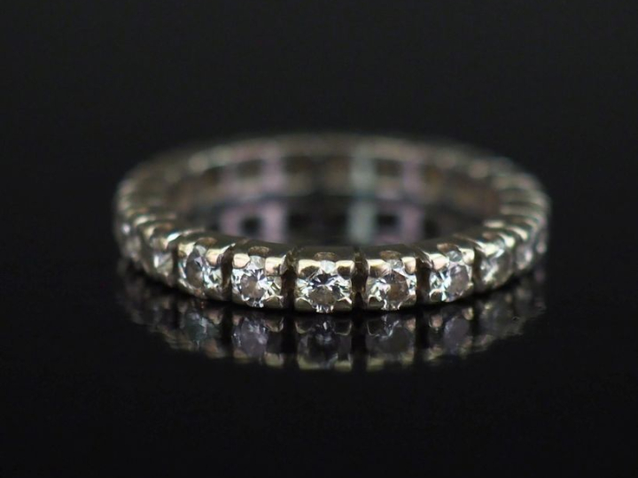 Alliance en or blanc 750, sertie de petits diamants de 0,03 ct environ