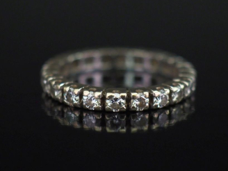 Vente aux enchères Alliance en or blanc 750, sertie de petits diamants de 0,03 ct environ