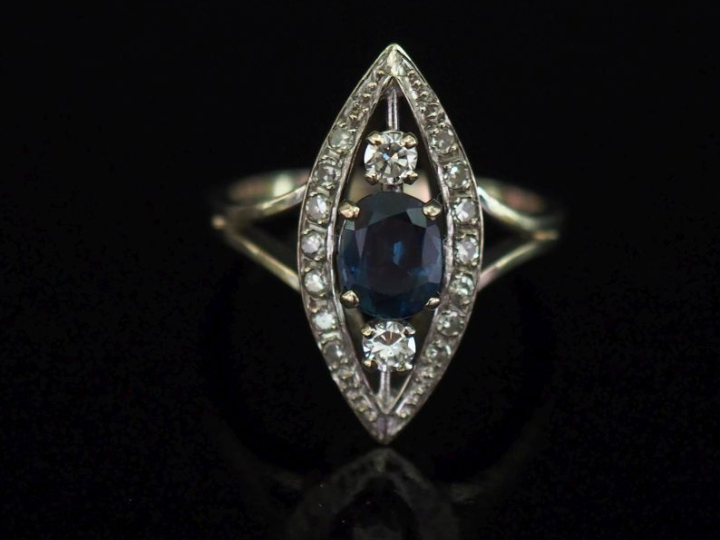 Bague de forme marquise en or blanc 750, sertie en son centre d’une pi