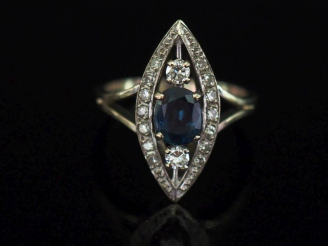 Vente aux enchères Bague de forme marquise en or blanc 750, sertie en son centre d’une pi