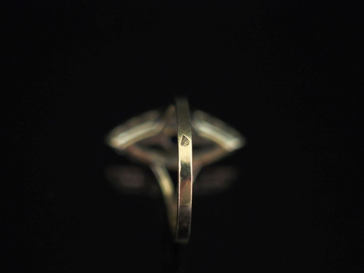 Bague de forme marquise en or blanc 750, sertie en son centre d’une pi