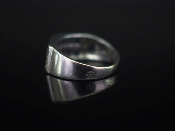 Bague pont en or blanc 750, sertie de deux lignes de saphirs calibrées