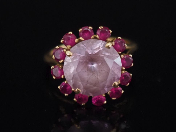 Bague rond en or jaune 750, sertie en son centre d'un quartz rose épau
