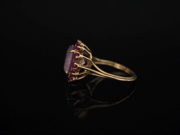 Bague rond en or jaune 750, sertie en son centre d'un quartz rose épau