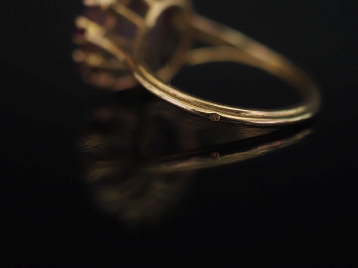 Bague rond en or jaune 750, sertie en son centre d'un quartz rose épau